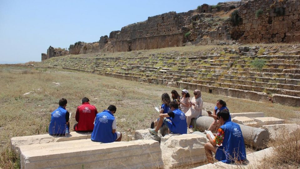 Gönüllü gençler antik kentte kitap okudu, tiyatro sergiledi