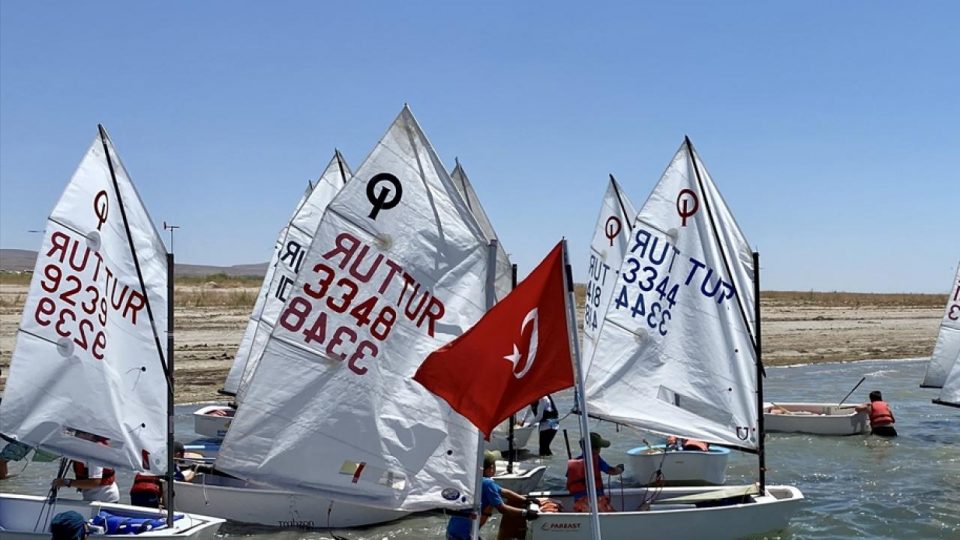 Hirfanlı Baraj Gölü Optimist Yelken Yarışları Kırşehir’de başladı