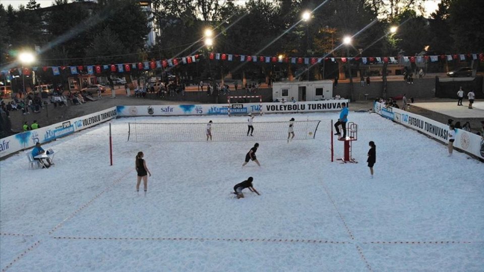 Tuz sahada voleybol maçı yaptılar